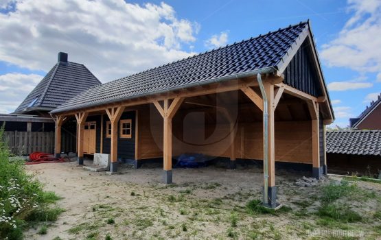 grote-douglas-houten-kapschuur-met-carport-15x5-meter-op-maat-in-Kampen-ijsselmuiden-Wielink-houtbouw
