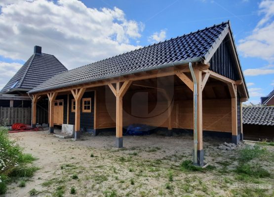 grote-douglas-houten-kapschuur-met-carport-15x5-meter-op-maat-in-Kampen-ijsselmuiden-Wielink-houtbouw