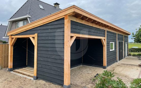 houten-schuur-met-overkapping-en-houtopslag-constructie-wielink-houtbouw-Elburg