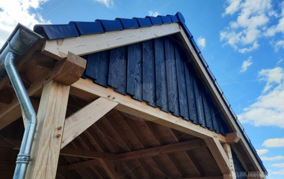 topgevel-zwarte-planken-vertciaal-grote-douglas-houten-kapschuur-15x5-meter-op-maat-in-Kampen-Zwolle-Wielink-houtbouw