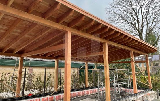 Douglas-lessanaarsdak-carport-schuur-met-overkapping-geschikt-gemaakt-voor-zonnepanelen-wielink-houtbouw-constructie-op-maat-