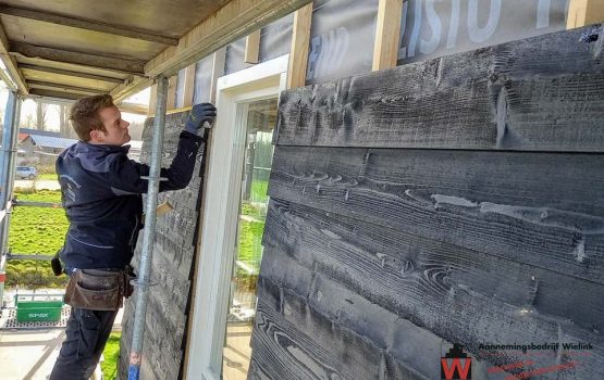 aanbrengen-van-gevelbekleding-potdekselplank-op-houtskeletbouw-hooiberg-in-almere