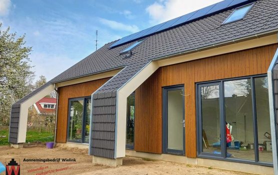 bouw-van-moderne-woning-in-Oldebroek-huis-met-strakke-uitstraling-gebouwd-door-aannemersbedrijf-Wielink