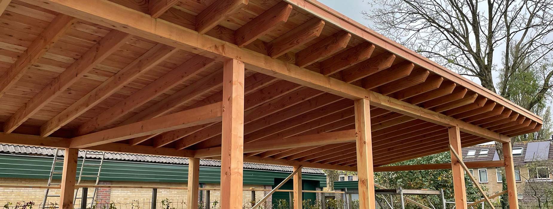 houten-constructie-schuur-of-overkapping-om-zonnepanelen-op-te-plaatsen-laten-maken-door-wielink-houtbouw