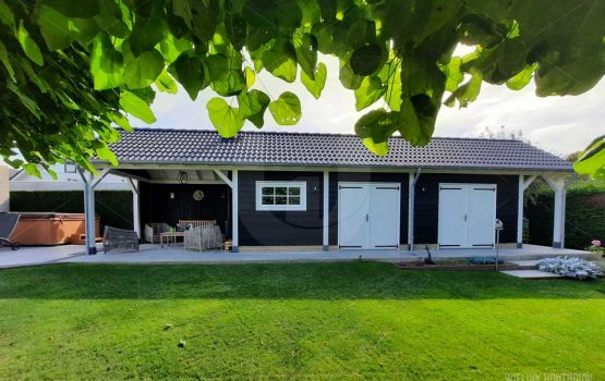 maatwerk-witte-douglas-houten-schuur-met-zwarte-planken-en-veranda-in-Kampen-bouwpakket-Wielink-houtbouw-Elburg