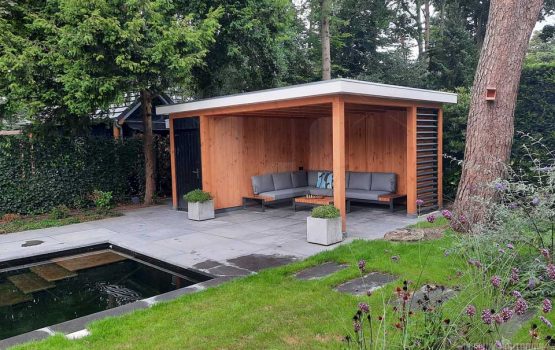 modern-poolhouse-gebouwd-door-Wielink-houtbouw-in-Soest-Amersfoort---schuur-met-overkapping-bij-zwembad