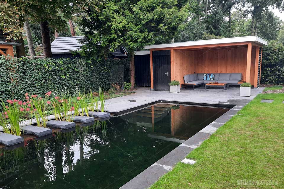 poolhouse douglas overkapping met schuur strakke overstek moderne uitstraling wielink houtbouw in Soest of Amersfoort